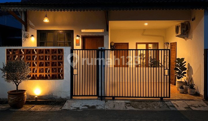 Single-Storey House in East Pejaten, Poltangan