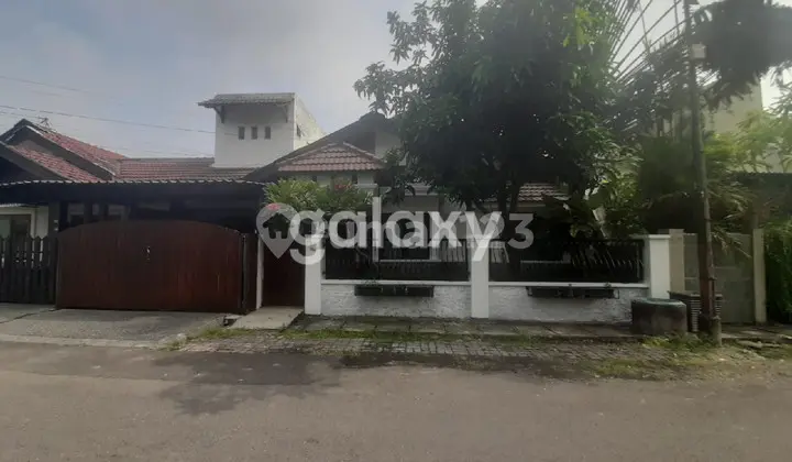 Asri House is close to MERR, near Starbucks, Excellso, Aiola, Superindo with 24-hour security equipped with a CCTV system.