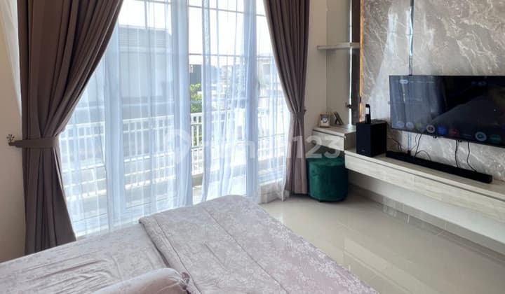 Rumah Baru Gress Full Furnish di Puri Galaxy Surabaya Timur - Depan Taman