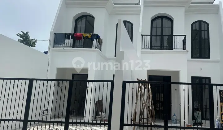 Dijual Rumah Siap Huni Lokasi Asri di Meruya Utara Jakarta Barat