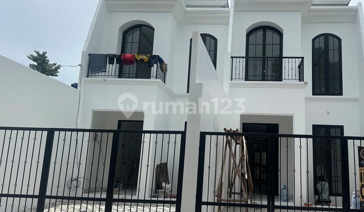 Dijual Rumah Siap Huni Lokasi Asri di Meruya Utara Jakarta Barat