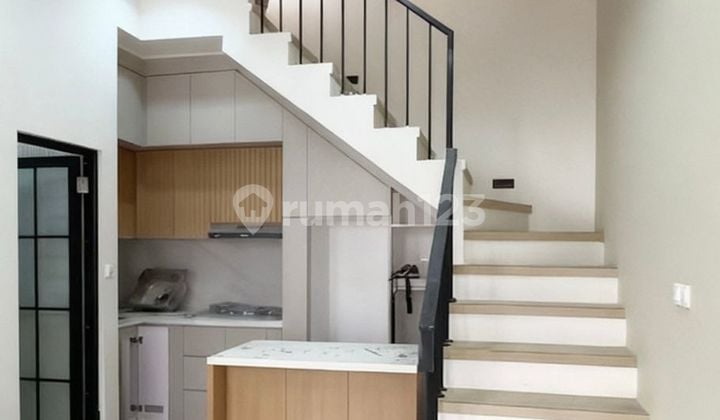 Dijual Rumah Custom 3 Lantai 1Man di Meruya Utara Jakarta Barat