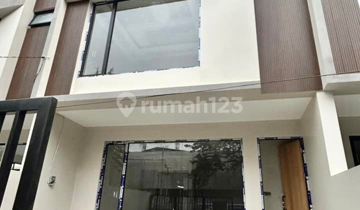 Dijual Rumah Lebar 6 Modern Komplek Taman Villa Meruya Jakarta