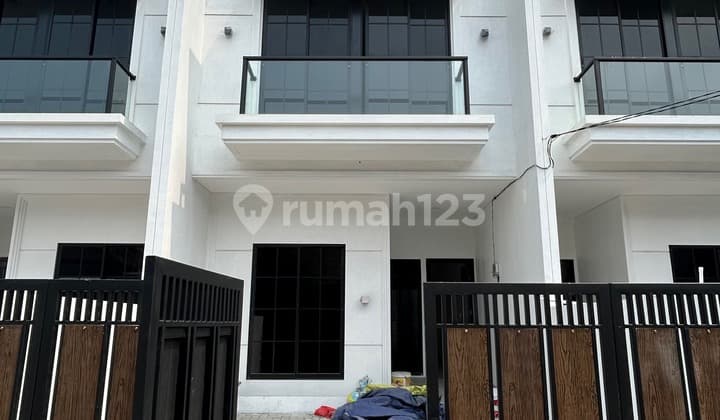 Dijual Rumah Classic Europe 2 Lantai Meruya Utara jakbar