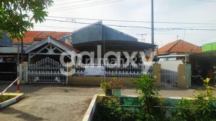 Rumah Raya Manyar Surabaya 1 Lantai Nol Jalan Raya