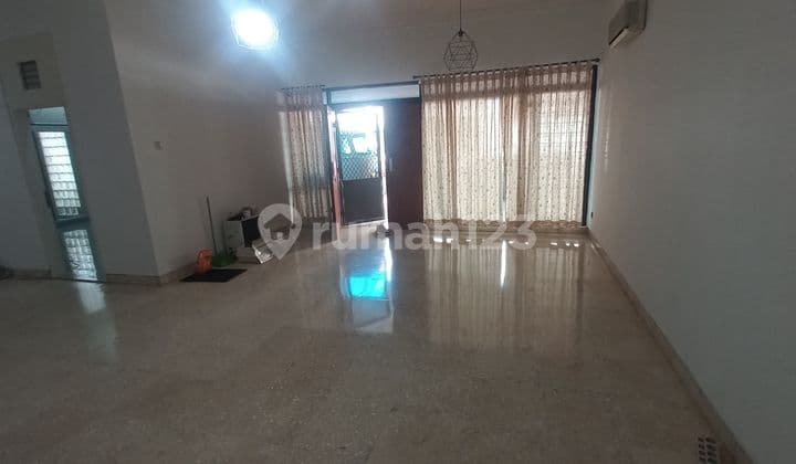 Rumah Siap Huni Di Haji Nawi Masuk Komplek, Security 24 Jam, Bebas Banjir, Akses Keluar Masuk Mobil Depan Rumah Lebar dan Lega, Lokasi rumah di area Onestop Shopping Radio Dalam Raya dan Mall Pondok Indah