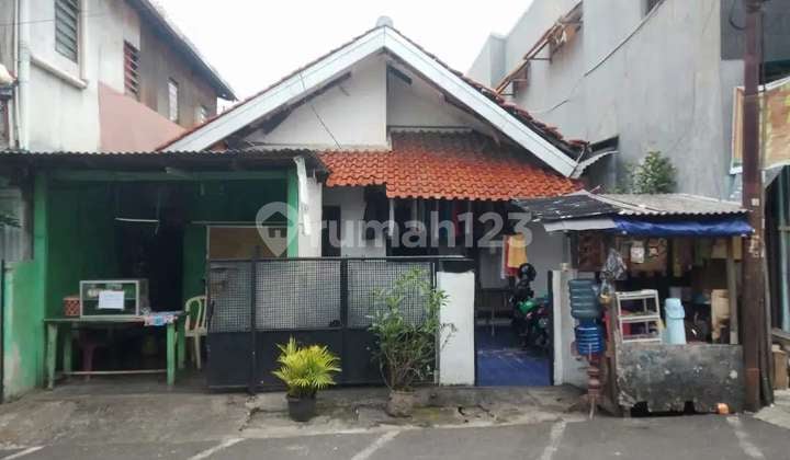 Rumah Lama area Kebon Melati, 250 meter ke Jln Raya KH Mas Mansyur, Bisa akses mobil, Cocok untuk Invest Kost-Kostan, Surat masih HGB