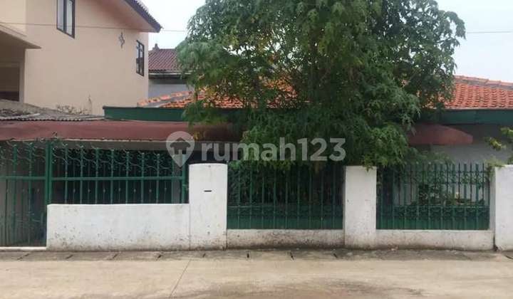 Rumah Lama di lokasi tenang dan nyaman area Kebayoran Lama, 1.5km ke Gandaria City Mall dan 2km ke Pasar Mayestik