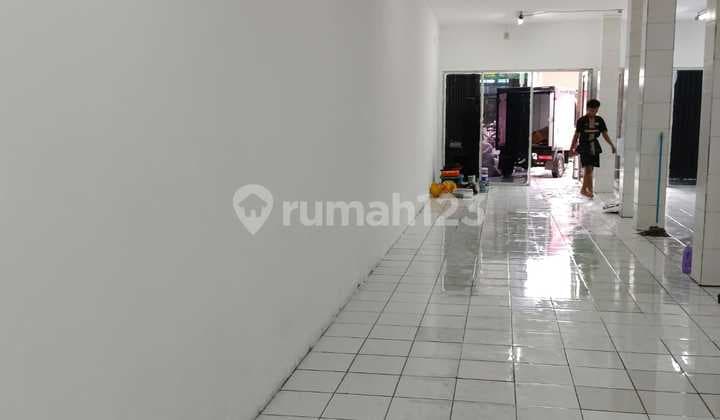 Rumah Cocok Usaha/Kantor, Pinggir Jalan Raya area Johar Baru, 1km ke Jalan Raya Percetakan Negara, Rebutan Banyak Penyewa Untuk Alfamart/Indomart/Laundry