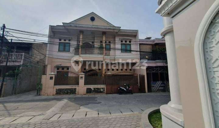 Rumah Mewah Akses 2 mobil, hanya 2 menit ke Bandara Halim