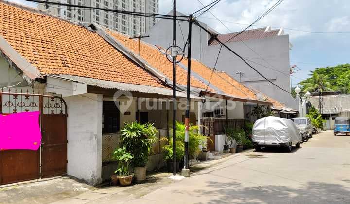 Old House Hook Position in Gunung Sahari, 250 Meters to Gunung Sahari Raya Road, Front Road of the House 2 Cars