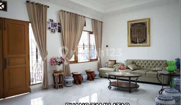 Luxury House with Car Access in Kebon Jeruk Area, 100 Meters to Kebayoran Lama Road and 1.3 km to ITC Permata Hijau