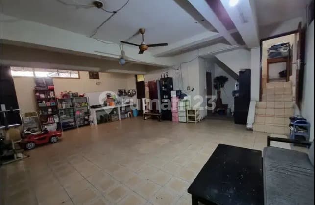 Be sure to convert the property translation asked from Indonesian directly to context-aware English. Return only the English translation. Here is the translation, correct:
Sell House + 4 Shophouses + 6 Boarding Rooms in Petogogan, Roadside