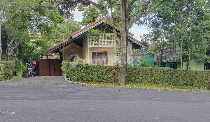 Villa Terawat Baik di Trawas, Mojokerto, Lokasi Strategis