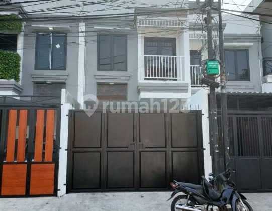 Rumah Modern Minimalis 2,5 Lantai di Kwitang Senen, Jakarta Pusat