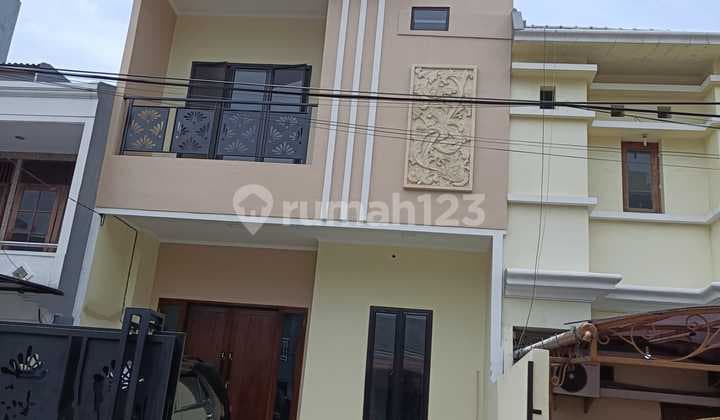 Rumah Modern Minimalis 3 Lantai di Hibrida, Kelapa Gading, Jakarta Utara
