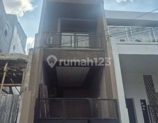 Cool New 3-Story Building House in Matraman, East Jakarta