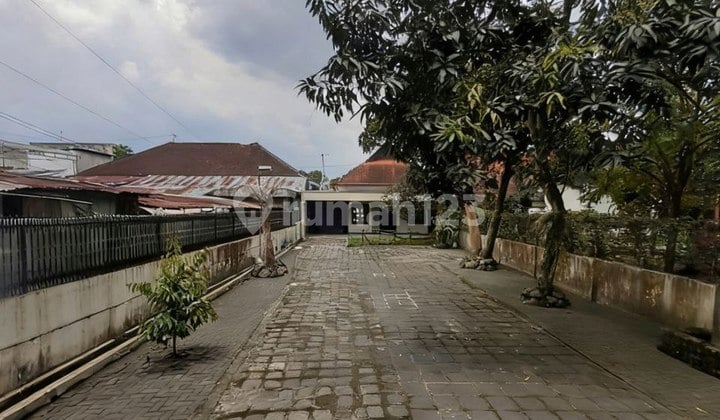 Spacious House Suitable for Business, Located on Main Road Axis, City Center, Zero Kilometer Point.