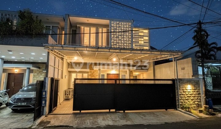 Turun Harga ! Rumah Cantik Selangkah Dari Pusat Ijen Boulevard Malang