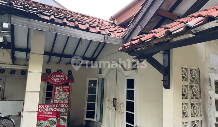 Dijual Rumah Tua 1.5 Lantai di Rawamangun. Letak di Hoek.