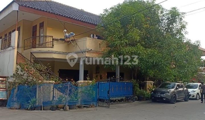 Dijual Rumah Kost 2 Lantai Terletak Di Hoek. Bebas Banjir.