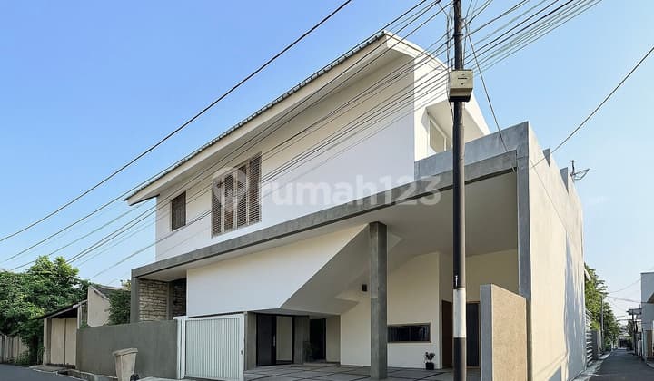 Modern Neat Maintained White Wood House, Dominant Teak North Jakarta
