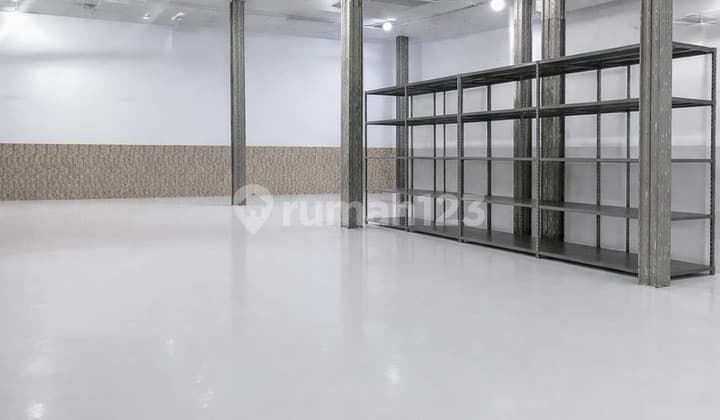 Dijual / Disewakan Ruang Usaha Strategis 1,5 Lantai di Pinggir Jalan Utama Magelang, Trasan, Bandongan, Magelang