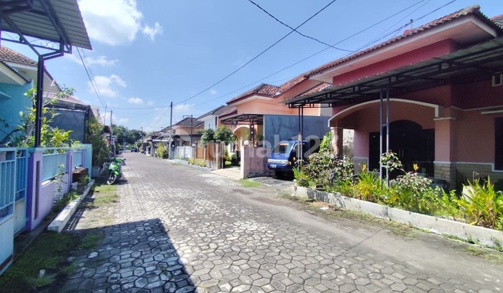 Luxurious House with Large Yard in Imogiri Barat KM 5, Only 10 Minutes to Yogyakarta City Center, Bangunharjo, Sewon, Bantul