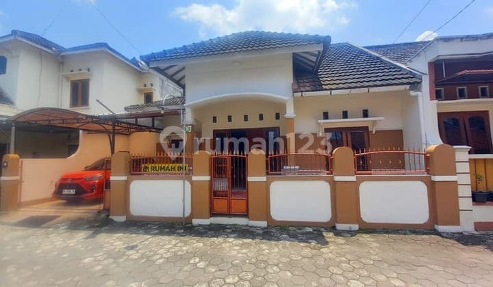 Scenic & Strategic Residence, Beautiful House in Panggungharjo Housing, Sewon, Bantul