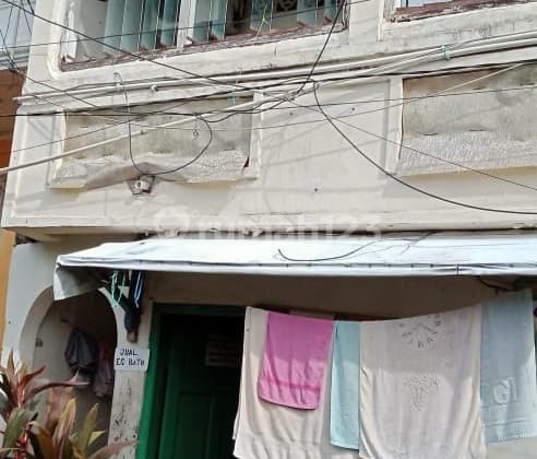 Rumah 2Lt Dibagi 4 Petak Lantai Kayu