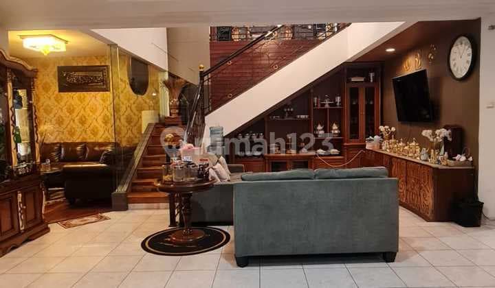 Rumah Mewah 2.5 Lantai Furnished di Gunung Batu Sayap Setra Duta