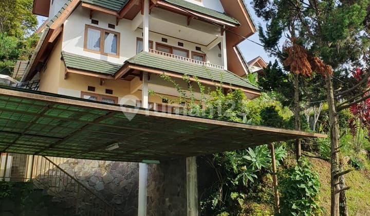 Rumah 3 Lantai Full Furnished Dengan Pemandangan Dago Pakar