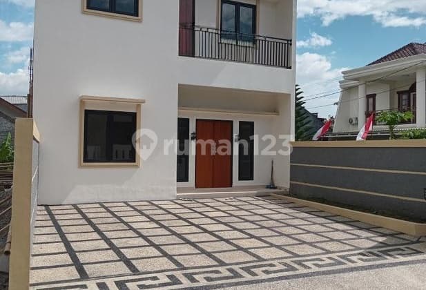 New 2-Story House Hook 5 Bedrooms in Cisaranten Arcamanik