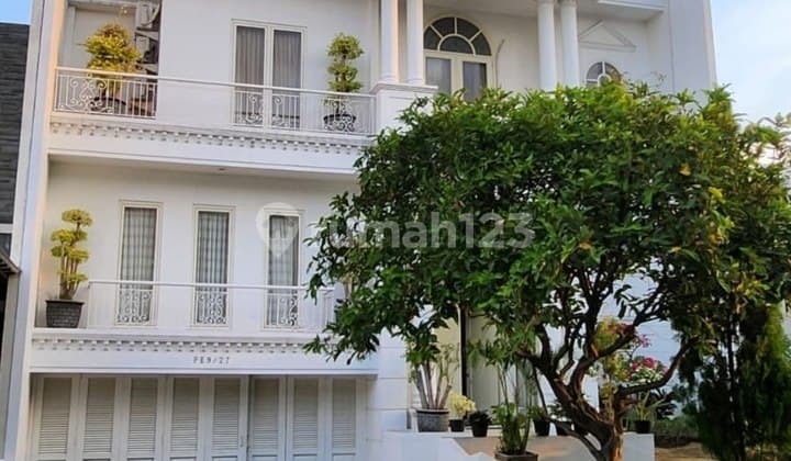Rumah Cantik Full Furnish dengan Classic Modern Design. Hunian Elite Villa Bukit Regency
