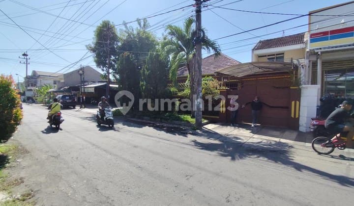 Rumah Hook Jalan Raya Wisma Sarinadi, Sidoarjo, Strategis