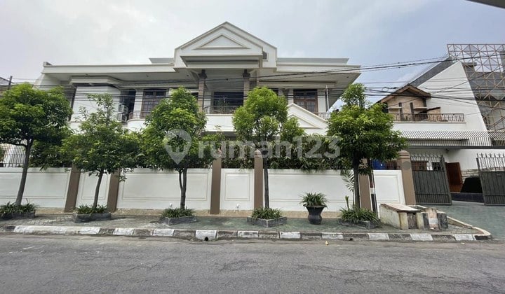 Nginden Intan Grand House, Strategically Located on a Double Row Road, Suitable for Commercial Use