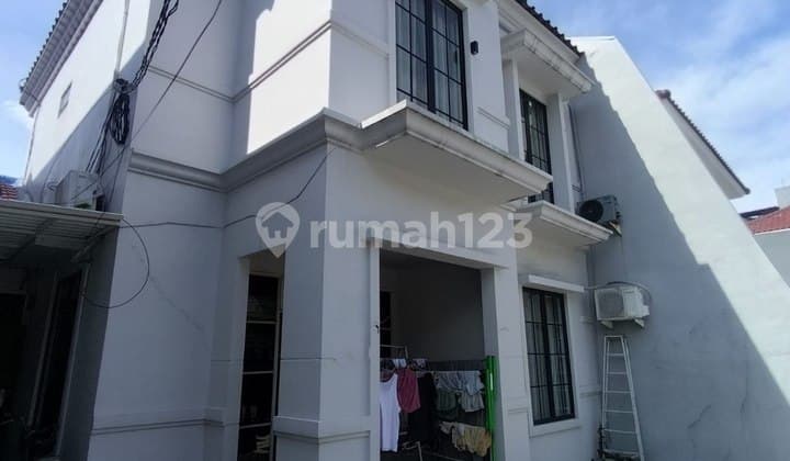 Rumah Kos Putri Aktif American Classic Dharmahusada, Row 3 Mobil