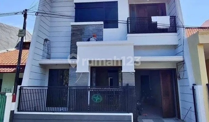 West Semampir House, East Surabaya, Strategic Location Near Merr Main Road