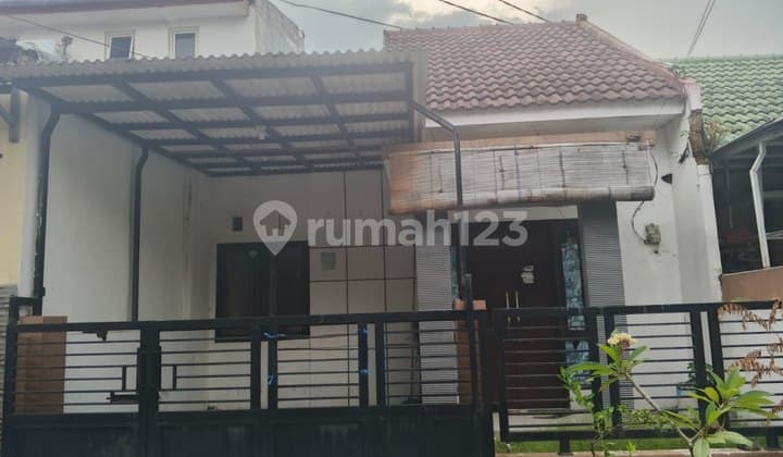 Batu Anyar House, South Surabaya, Strategically Located Near Raya Merr