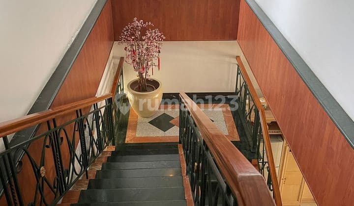 Negotiate Until Deal for a Well-Maintained Luxury House on Main Road, Setiabudi, Bandung