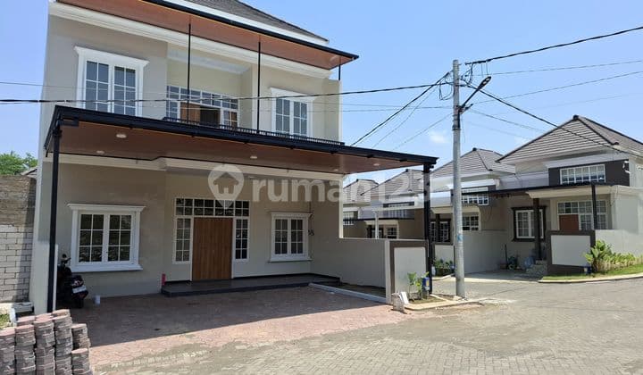 Rumah Villa Di Puncak Kota Malang.lokasi Strategis.