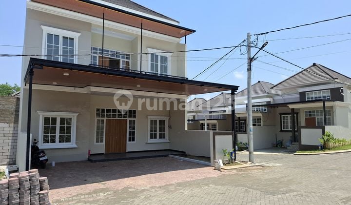 Rumah Villa Di Puncak Kota Malang.lokasi Strategis.