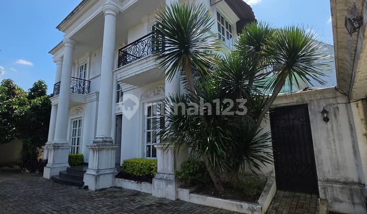Spacious Neoclassical House in Jatinegara, East Jakarta