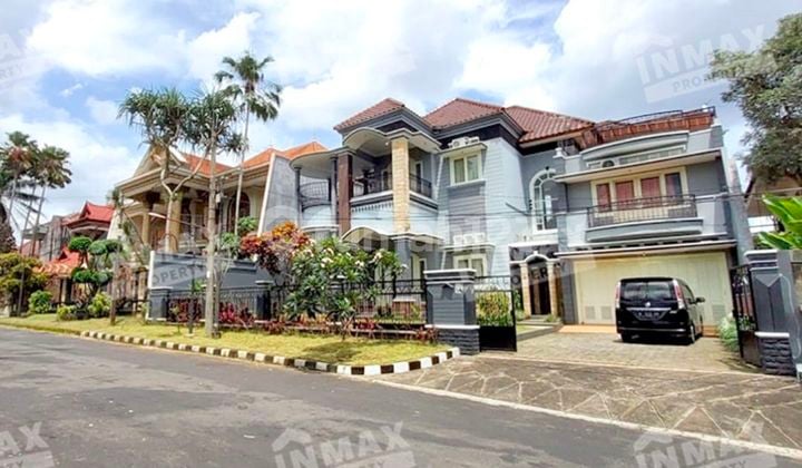 Disewakan/dijual Rumah Mewah Bagus 2lt Dieng Dekat Kampus Unmer,mcp Mall Ada Swimming Pool 5 Kamar Tidur Siap Huni