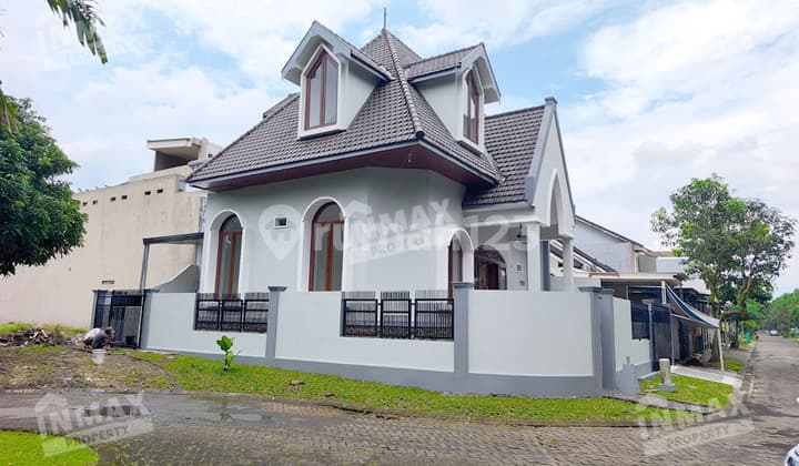 Dijual Rumah Bagus Murah 2Lt Perum Elit Araya Golf Full Renovasi Siap Huni Model American Classic Ada Balkon Dekat Club House, Binus, Djati Lounge, Araya Mall. Harga Terjangkau& Nego