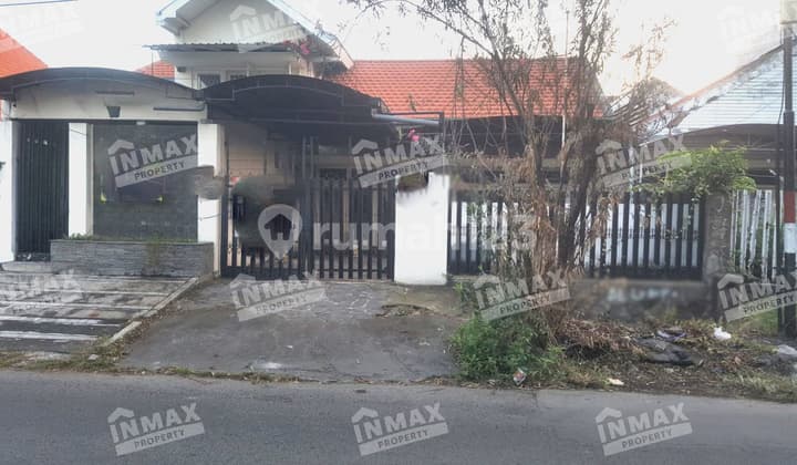 Disewakan Rumah Luas 200 Strategis Pusat Kota Sby Daerah Gunung2 Dekat Jalan Diponegoro Cocok Hunian dan Usaha/ Kantor Siap Huni Harga Murah. Nego