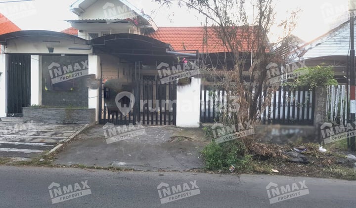Disewakan Rumah Luas 200 Strategis Pusat Kota Sby Daerah Gunung2 Dekat Jalan Diponegoro Cocok Hunian dan Usaha/ Kantor Siap Huni Harga Murah. Nego
