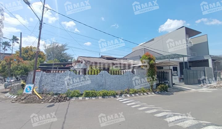 Cheap Hook Houses in Sukomanunggal, West Surabaya, Family Partner, Negotiable.