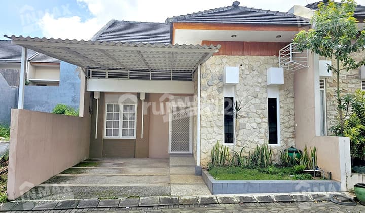 Dijual Murah Rumah Villa Kusuma Batu Malang Bagus Terawat Minimalis Siap Huni Semi Furnished Dekat Alun Alun Kota, Jatim Park 2, Museum Angkut, Eco Greenpark One Gate System Strategis Pusat Kuliner& Wisata. Pemandangan Alam Gunung SHM