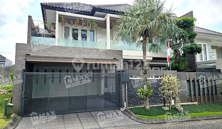 Dijual Cepat Rumah Mewah Bagus 2Lt Perum Elit Istana Dieng Malang Kota 6 Kamar Ada Swimming Pool& Garasi Dekat Kampus Unmer, Mcp Mall, Kampus2 Ub, Sekolah Mli Little Island Akses ke Tidar Bagunan Terawat